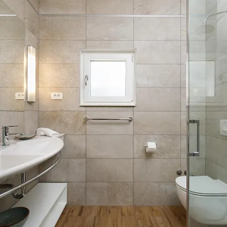 빌라 Private Seaside Jacuzzi Villa Anadea 트로기르