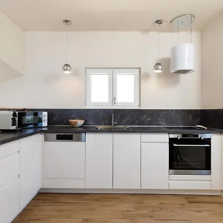 Private Seaside Jacuzzi Villa Anadea 빌라 트로기르