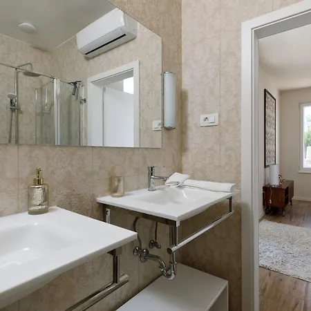 Private Seaside Jacuzzi Villa Anadea 빌라