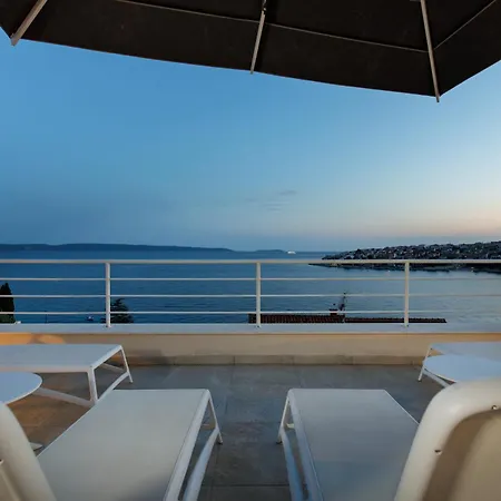 Private Seaside Jacuzzi Villa Anadea 트로기르