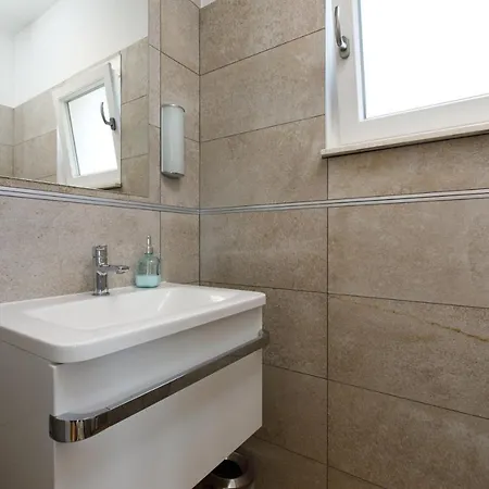 Private Seaside Jacuzzi Villa Anadea トロギール