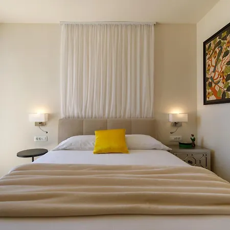 ヴィラ Private Seaside Jacuzzi Villa Anadea トロギール