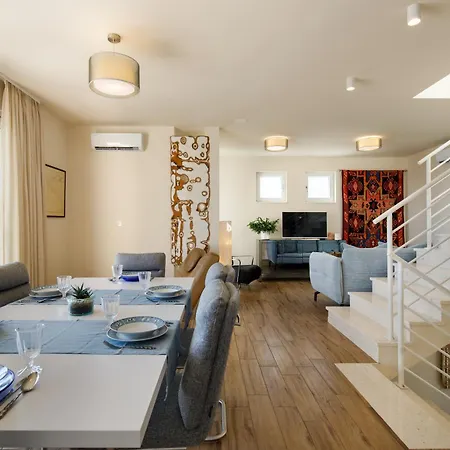 Private Seaside Jacuzzi Villa Anadea トロギール