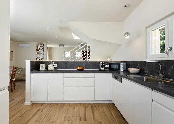 Private Seaside Jacuzzi Anadea וילה טרוגיר