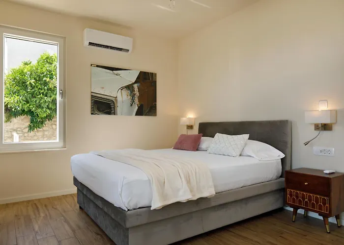 Private Seaside Jacuzzi Anadea *