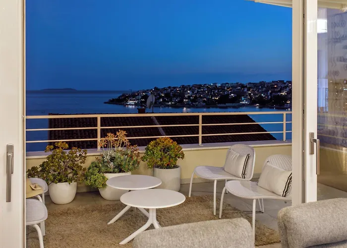 Private Seaside Jacuzzi Anadea *